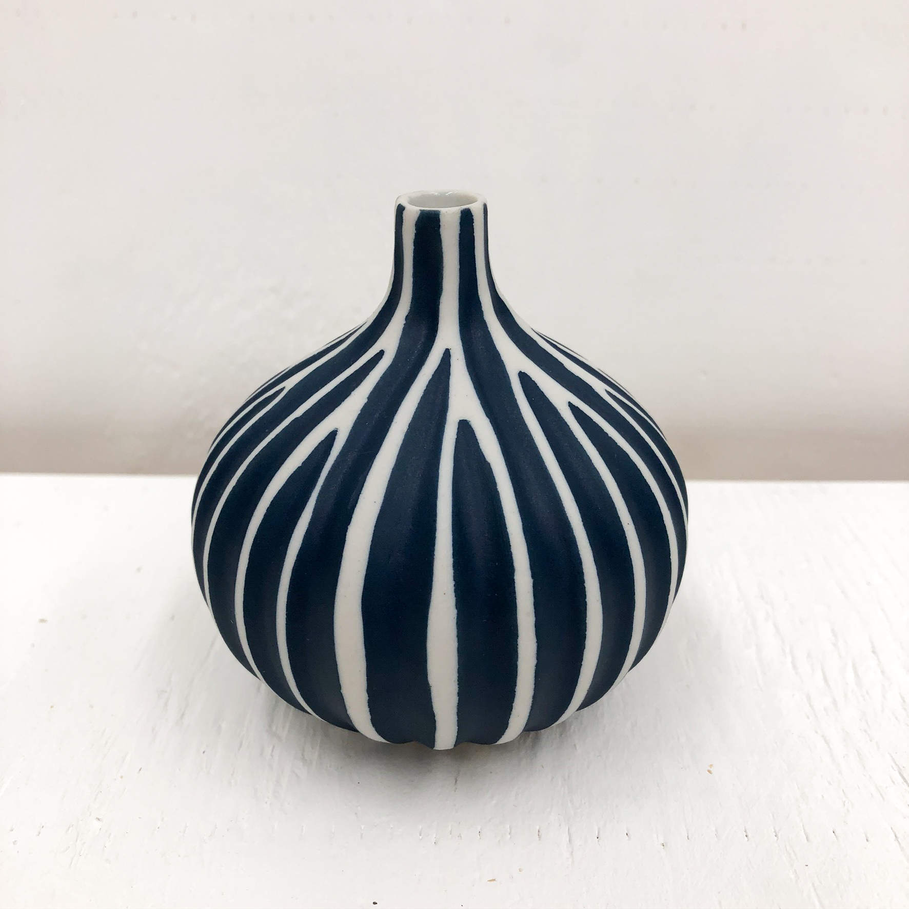 Congo Tiny L Handmade Vase - White & NAvy