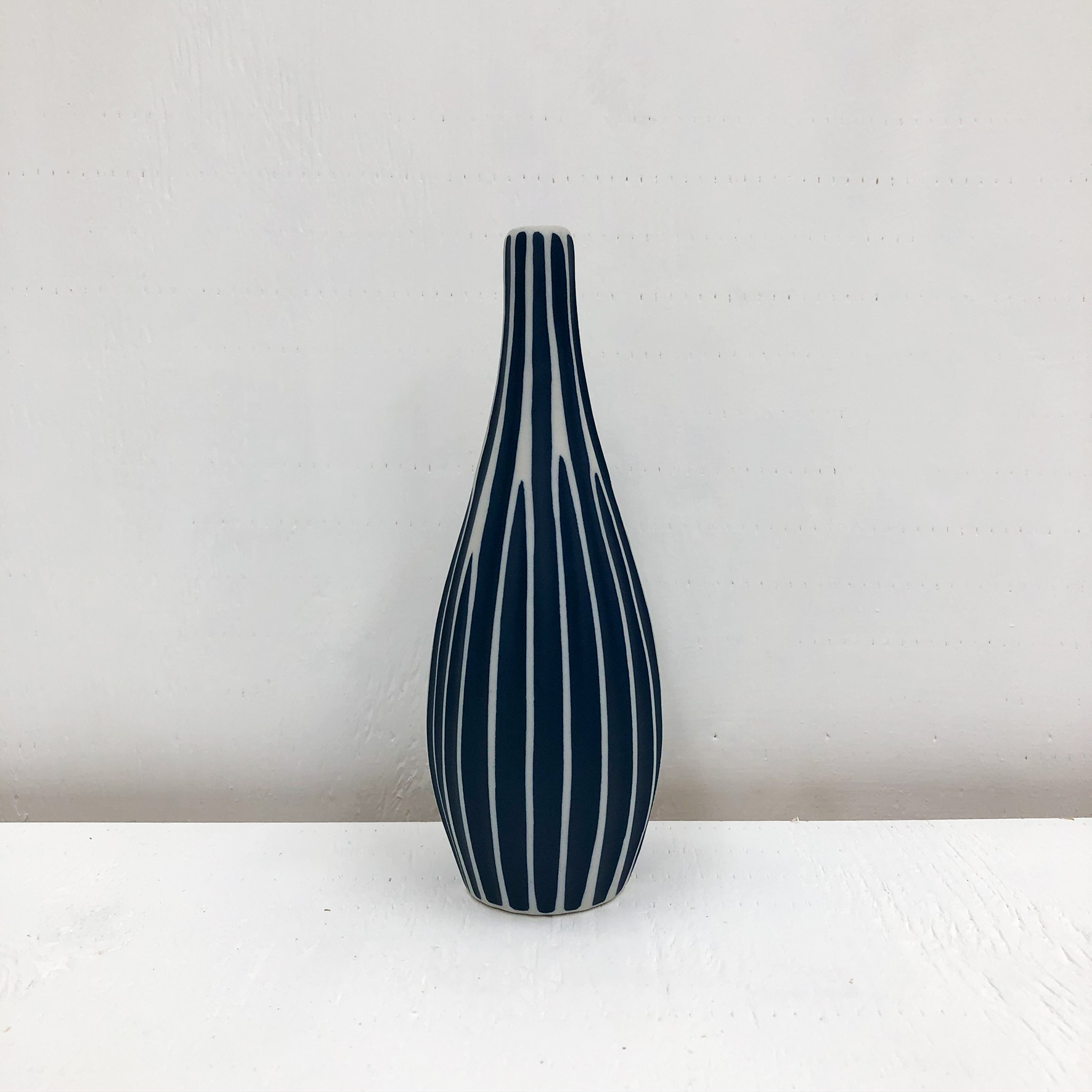 Modo Mini Handmade Vase - White & Navy